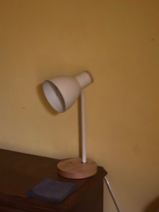 Lámpara de mesa beige y blanca