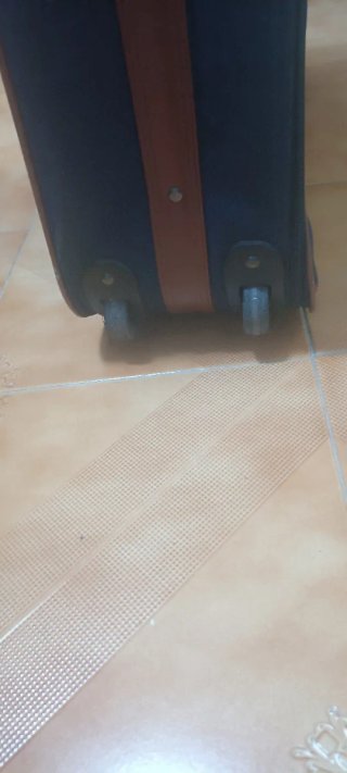 Maleta de viaje azul y marrón