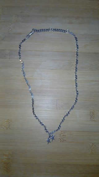 Collar TwoJeys con estrellas plateadas