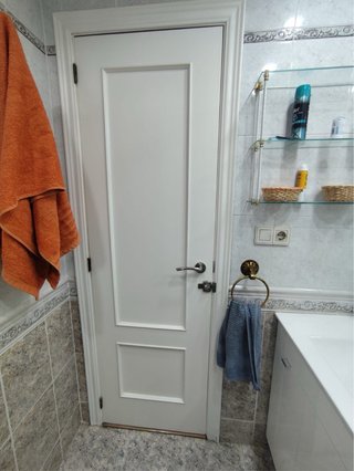 Puerta de paso blanca con marco