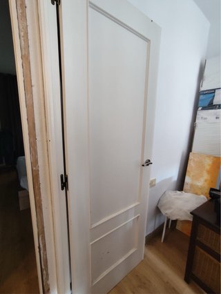 Puerta de paso blanca con marco