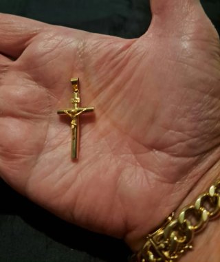 Cruz de oro 18K con Cristo en relieve