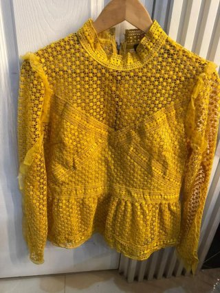 Blusa amarilla encaje manga larga talla L