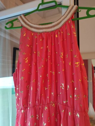 Vestido rosa con estampado dorado
