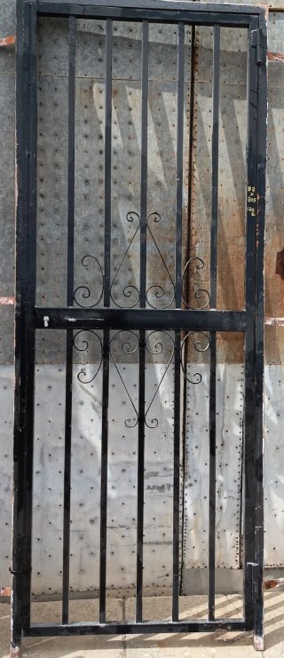 Puerta de hierro forjado