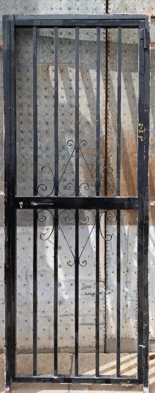 Puerta de hierro forjado