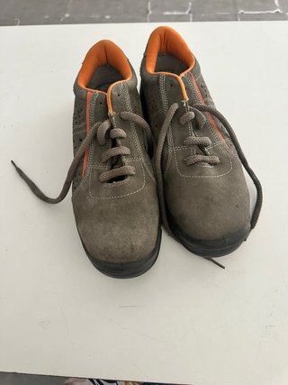 Zapatos de seguridad grises y naranjas