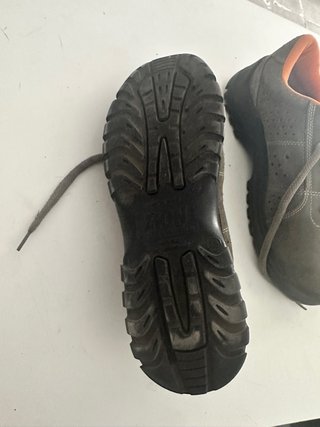 Zapatos de seguridad grises y naranjas