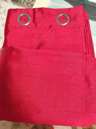 Tende rosse con occhielli