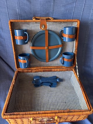 Maleta de picnic azul con accesorios