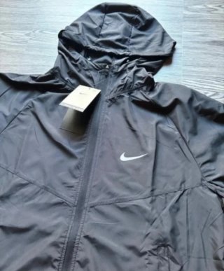 Chaqueta deportiva Nike negra con capucha