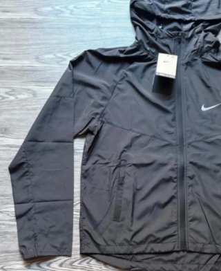 Chaqueta deportiva Nike negra con capucha