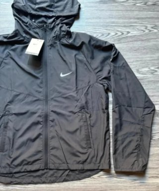 Chaqueta deportiva Nike negra con capucha