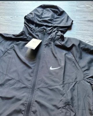 Chaqueta deportiva Nike negra con capucha