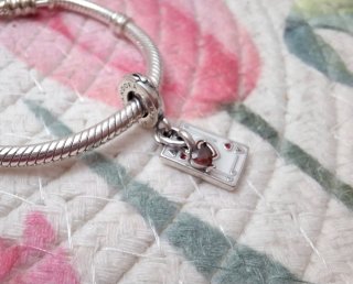 Charm Colgante Carta Reina Corazones Disney
