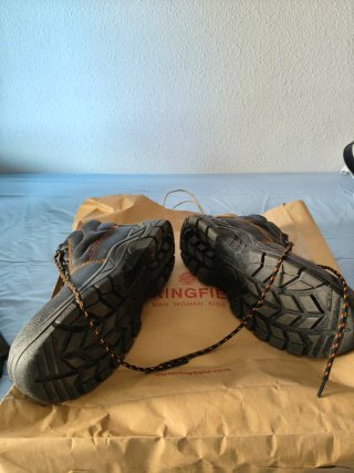 Botas de seguridad negras y naranjas