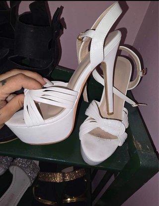 Sandalias de tacón blancas
