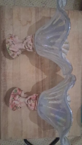 Porta oggetti decorato con putti
