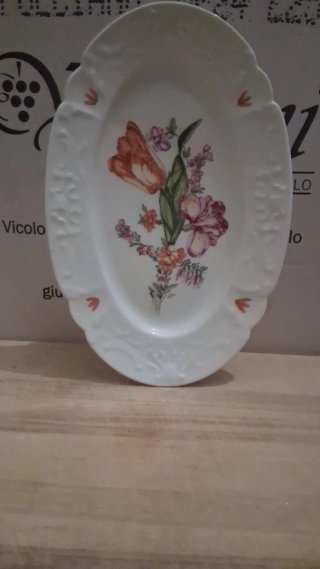 Piatto ovale decorato con fiori