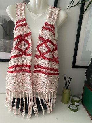 Chaleco Bershka rojo y blanco con flecos
