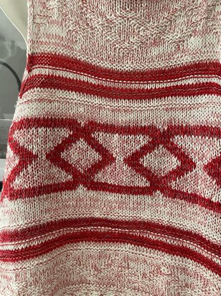 Chaleco Bershka rojo y blanco con flecos