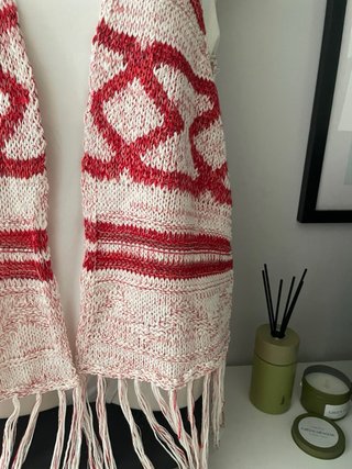 Chaleco Bershka rojo y blanco con flecos