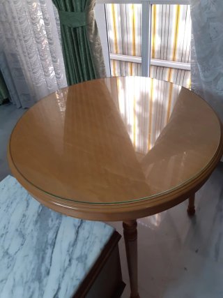 Mesa redonda con cristal y 4 sillas de madera
