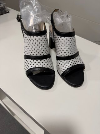 Sandalias destalonadas Farfetch blancas y negras
