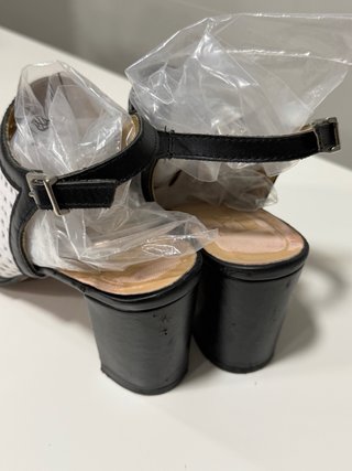 Sandalias destalonadas Farfetch blancas y negras