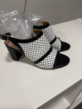 Sandalias destalonadas Farfetch blancas y negras