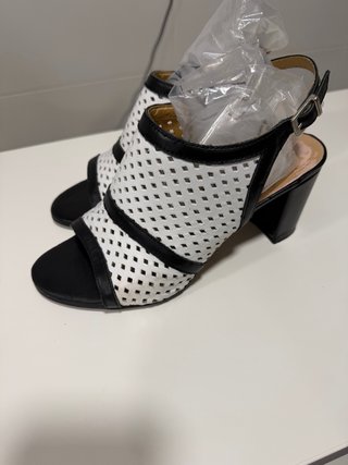 Sandalias destalonadas Farfetch blancas y negras
