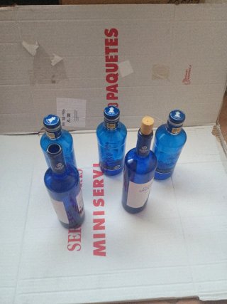 Bottiglie azzurre vuote