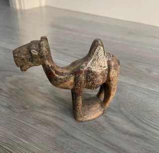 Figura di cammello in pietra scolpita