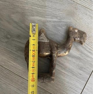 Figura di cammello in pietra scolpita