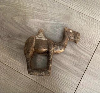 Figura di cammello in pietra scolpita