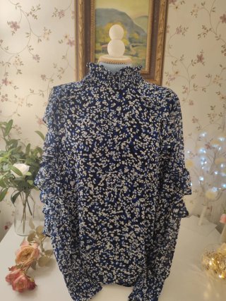Camisa Calvin Klein azul y blanca floral
