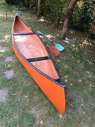 Canoa canadiense naranja