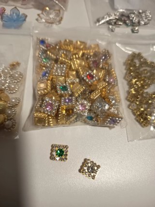 Lote abalorios, cadenas, hilos plata y oro LOTE