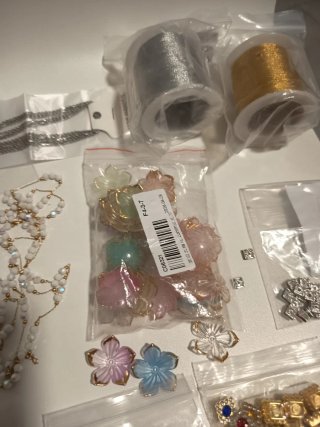 Lote abalorios, cadenas, hilos plata y oro LOTE