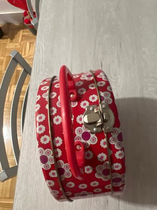 Caja de costura con hilos