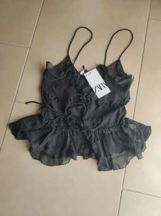 Blusa negra con volantes y lazos ZARA