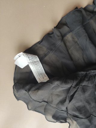 Blusa negra con volantes y lazos ZARA
