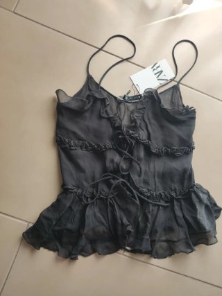 Blusa negra con volantes y lazos ZARA