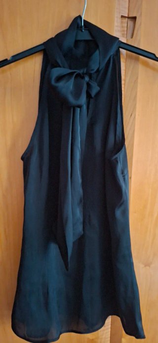 Blusa negra sin mangas