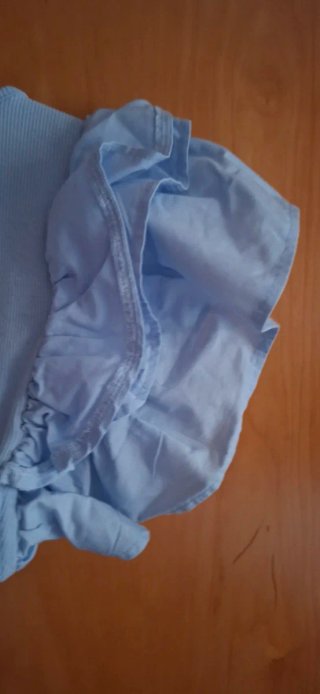 Blusa azul con volantes