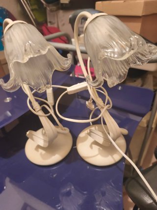 Lámparas de mesa con tulipas de cristal