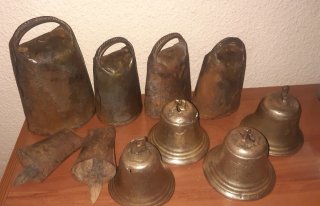Lote de campanas antiguas y cencerros