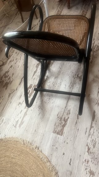 Dolce culla antica in legno e rattan