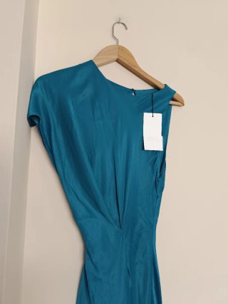 Vestido midi Zara satinado asimétrico