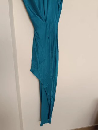Vestido midi Zara satinado asimétrico